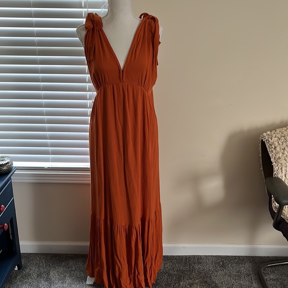 Abercrombie & Fitch Dresses & Skirts - Abercrombie & Fitch NWT size large. Beautiful pumpkin color SF home